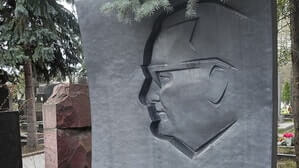 Барельеф может являться неотъемлемой частью памятника